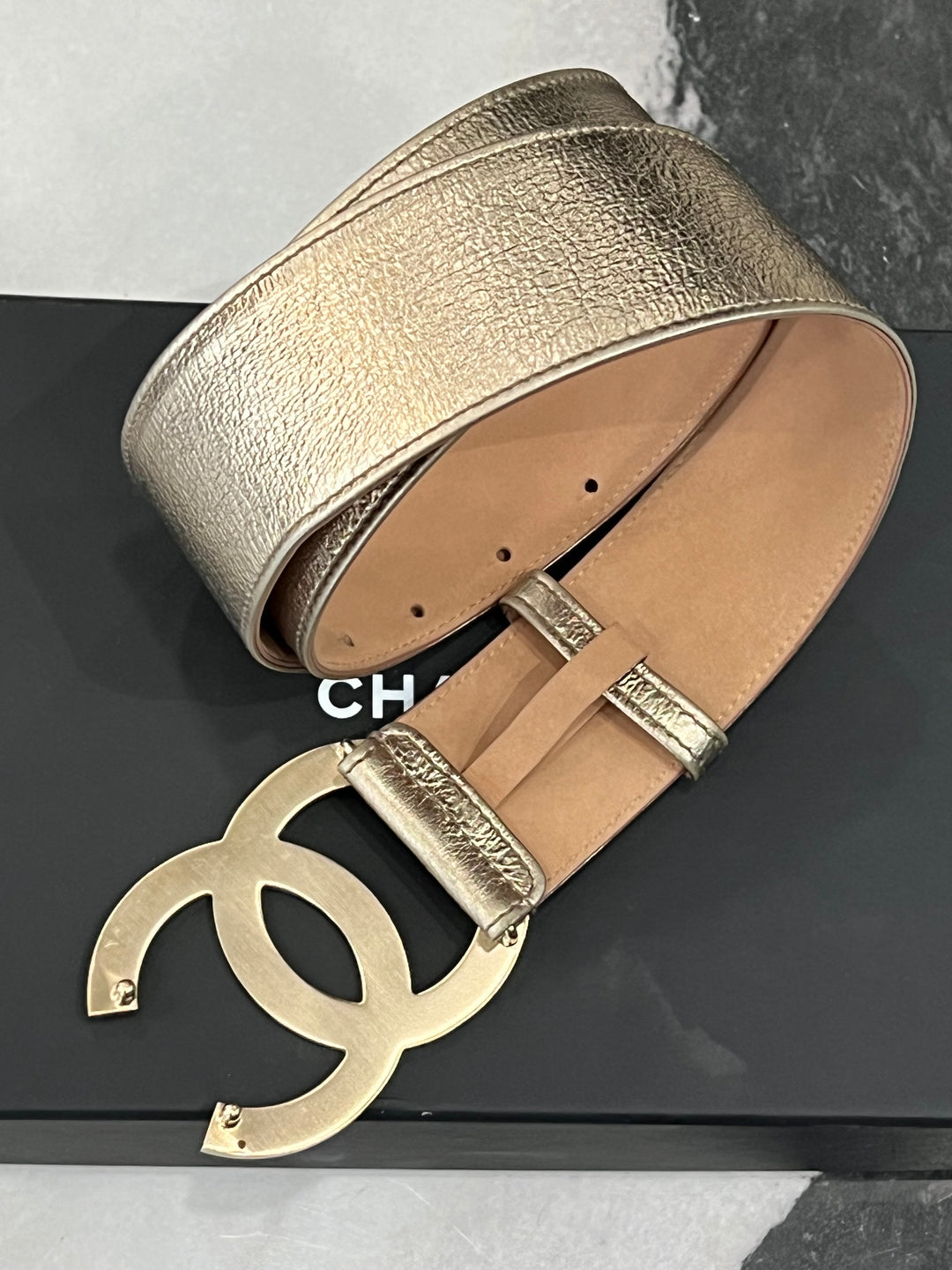 CHANEL ベージュ ダブルCロゴ ベルト 69 CHANEL METALLIC LAMBSKIN CC BUCKLE WIDE BELT – Caroline's Fashion