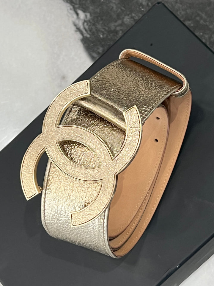 CHANEL METALLIC LAMBSKIN CC BUCKLE WIDE BELT – Caroline display picture 3