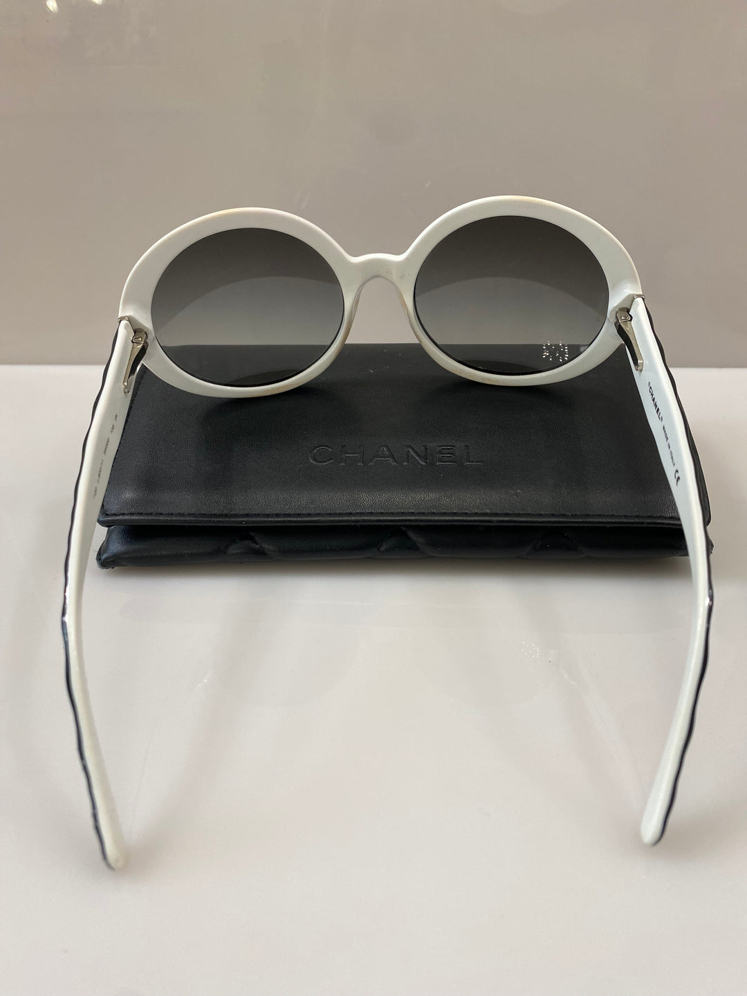 CHANEL QUILTED CC MOD SUNGLASSES 5120 – Caroline display picture 1
