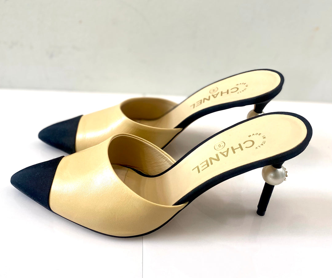 CHANEL TWO-TONED GROSGRAIN LEATHER PEARL CC HEEL MULES PUMPS