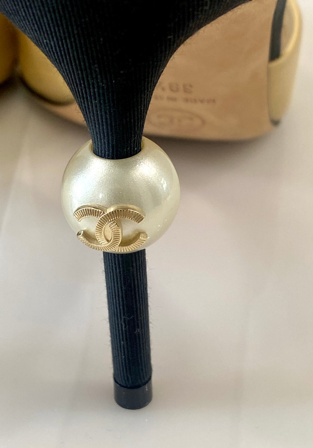 CHANEL TWO-TONED GROSGRAIN LEATHER PEARL CC HEEL MULES PUMPS