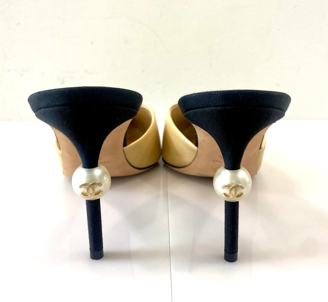 CHANEL TWO-TONED GROSGRAIN LEATHER PEARL CC HEEL MULES PUMPS