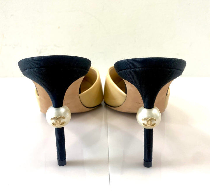 CHANEL TWO-TONED GROSGRAIN LEATHER PEARL CC HEEL MULES PUMPS