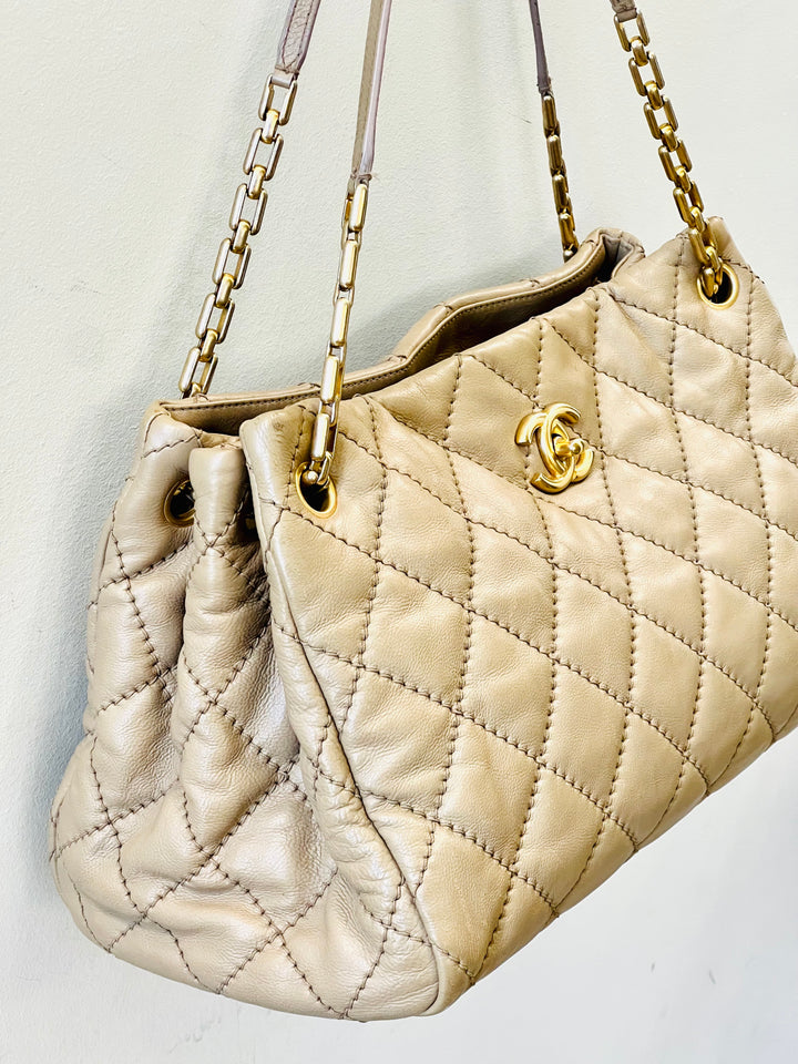 CHANEL CC WILD STITCH CALFSKIN LEATHER TOTE BAG – Caroline display picture 2