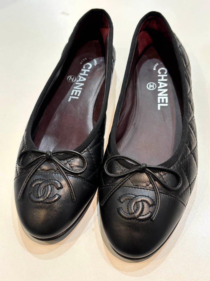 CHANEL CC AGED CALFSKIN QUILTED  LEATHER BALLET FLATS