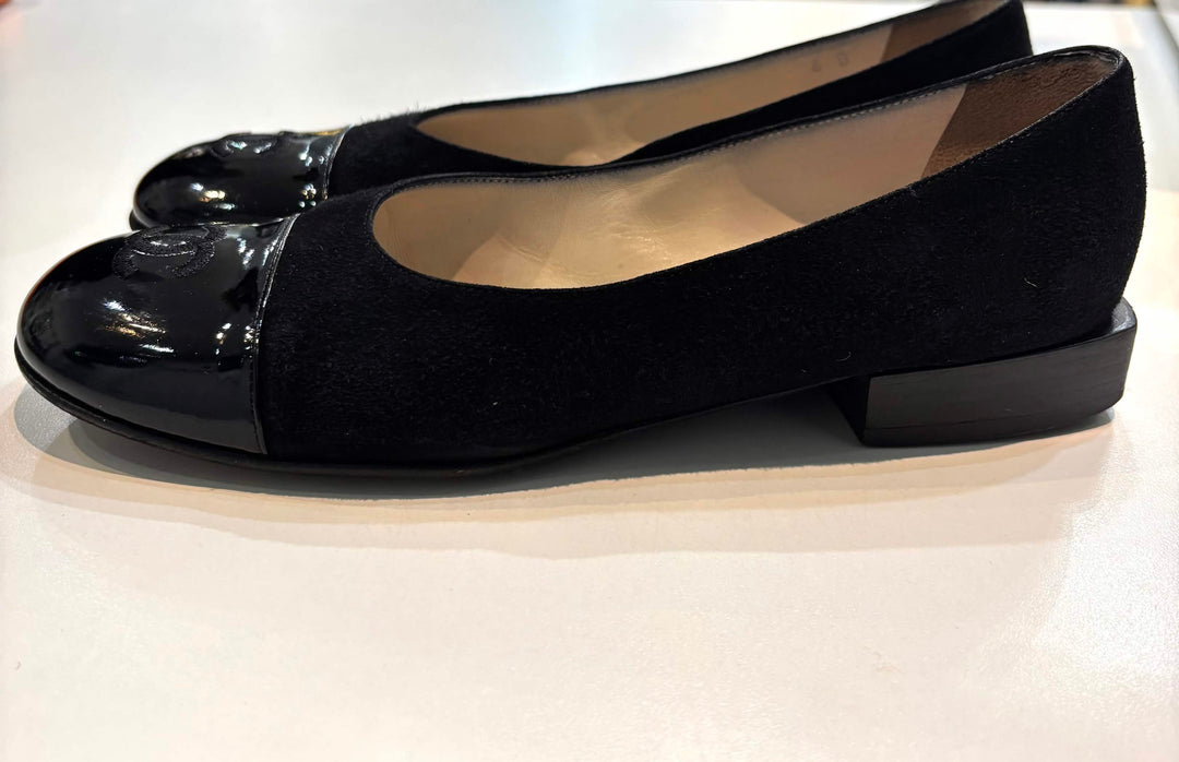 CHANEL CC LOGO LEATHER AND SUEDE BALLERINA SHOES