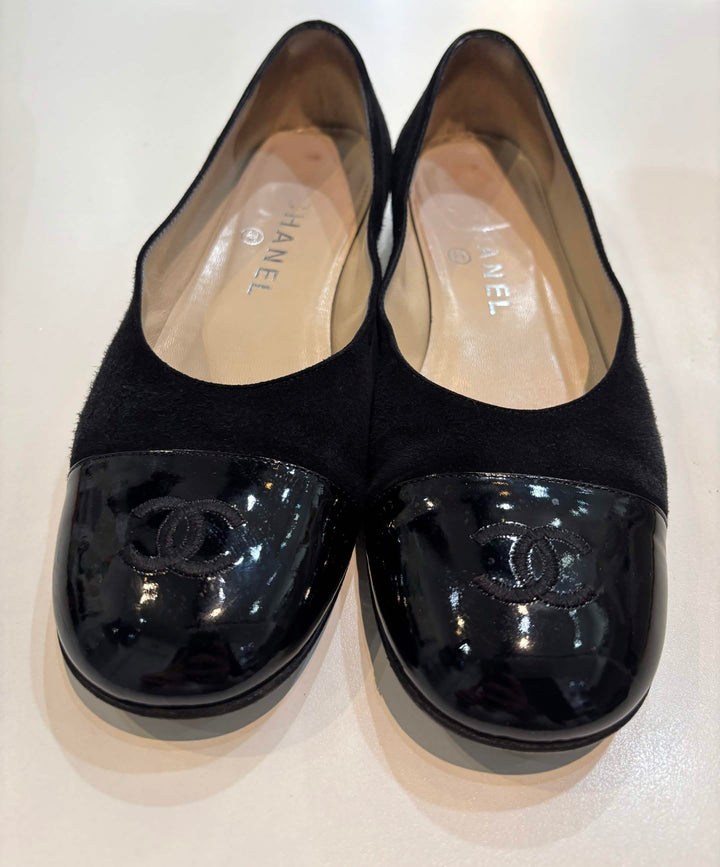 CHANEL CC LOGO LEATHER AND SUEDE BALLERINA SHOES