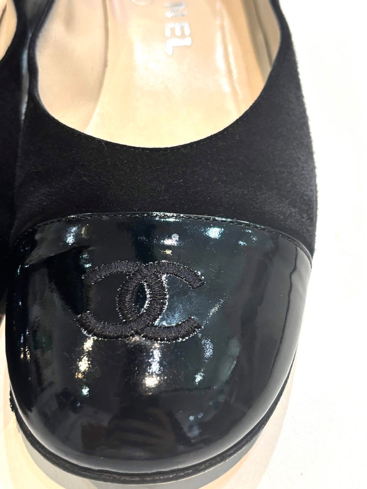 CHANEL CC LOGO LEATHER AND SUEDE BALLERINA SHOES