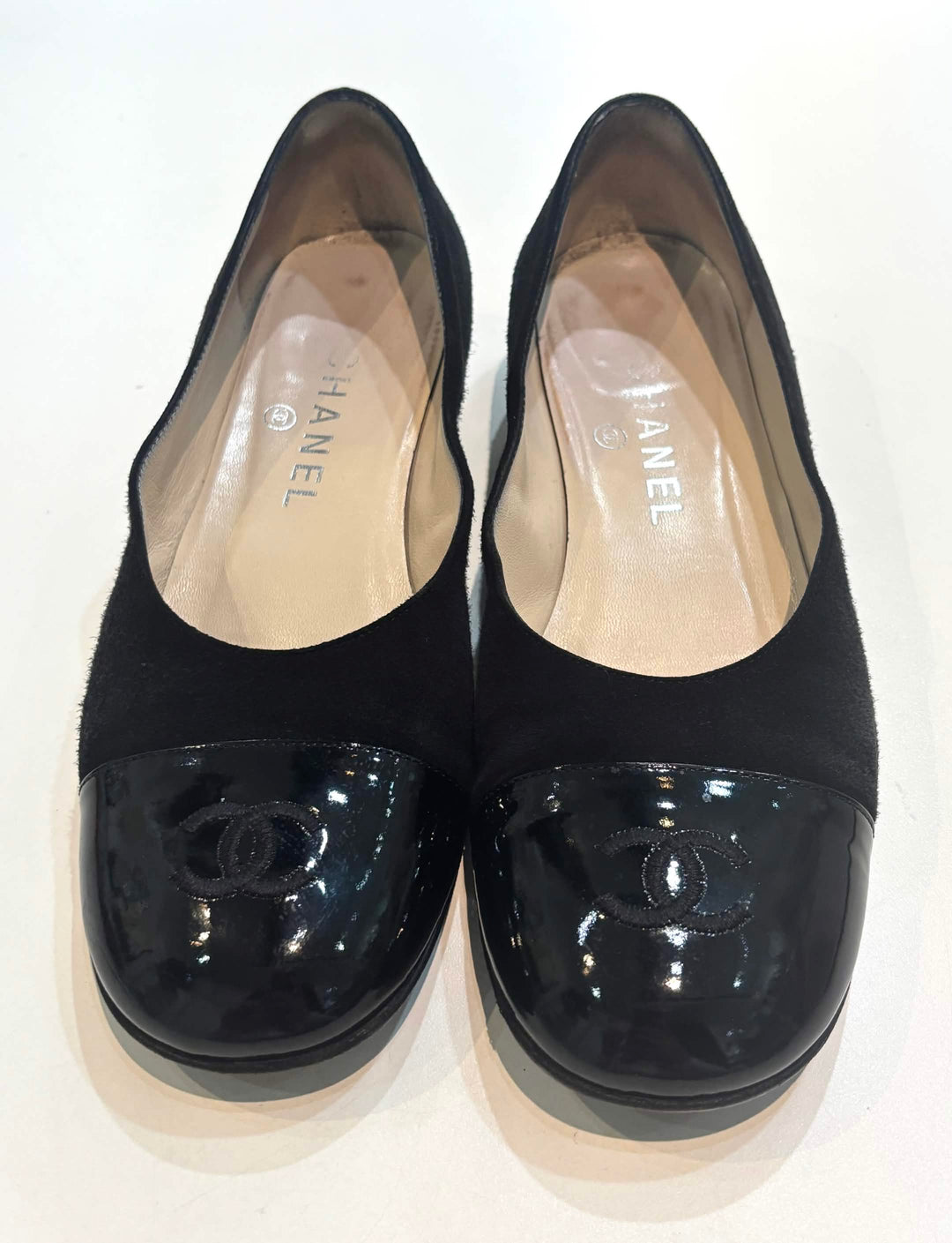 CHANEL CC LOGO LEATHER AND SUEDE BALLERINA SHOES