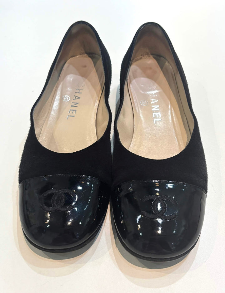 CHANEL CC LOGO LEATHER AND SUEDE BALLERINA SHOES