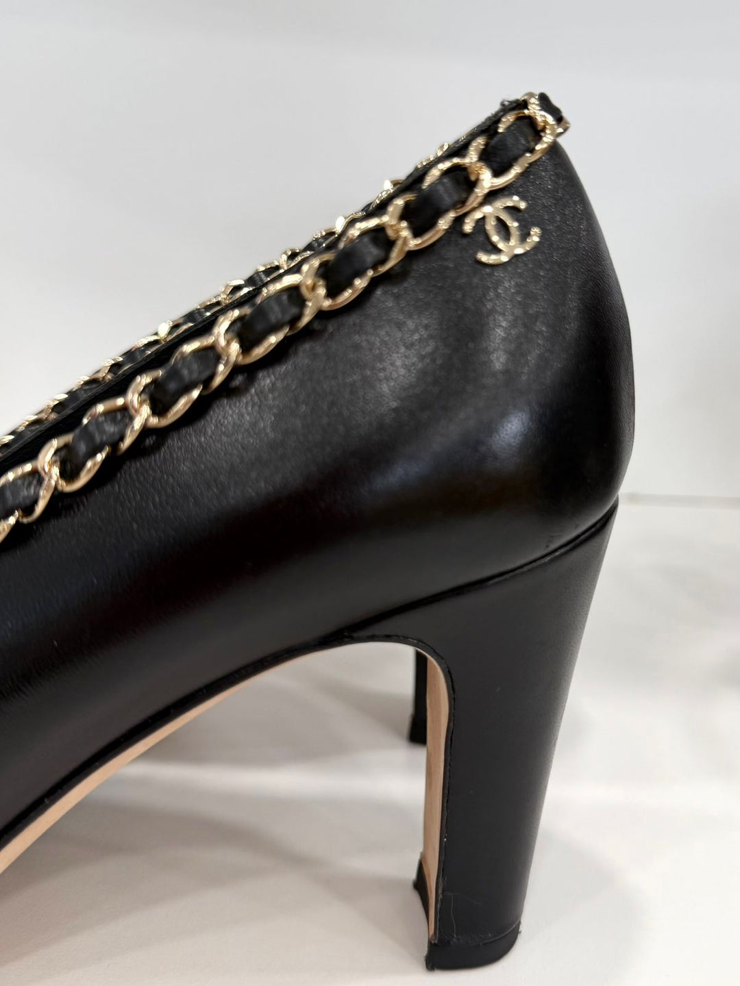 CHANEL CC CHAIN AROUND CALFSKIN LEATHER PUMPS