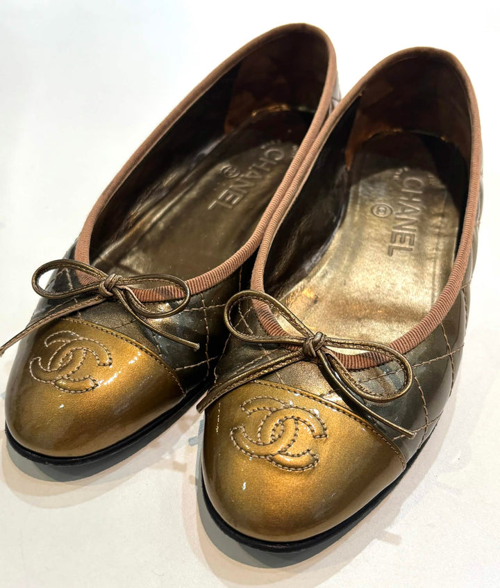 CHANEL GOLD QUILTED CC LOGO BALLET FLATS