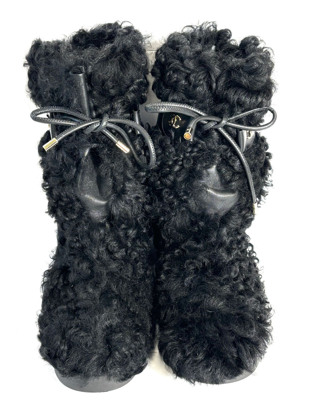 シャネル スキーブーツ CHANEL INTERLOCKING CC LOGO SHEARLING BOOTS – Caroline's Fashion