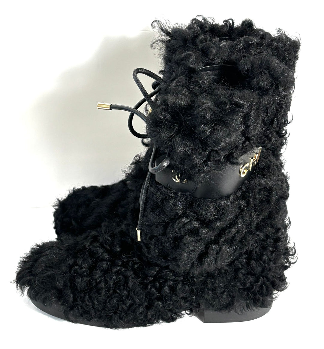 CHANEL INTERLOCKING CC LOGO SHEARLING BOOTS – Caroline's Fashion