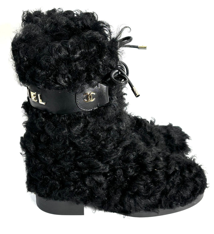 CHANEL INTERLOCKING CC LOGO SHEARLING BOOTS – Caroline's Fashion