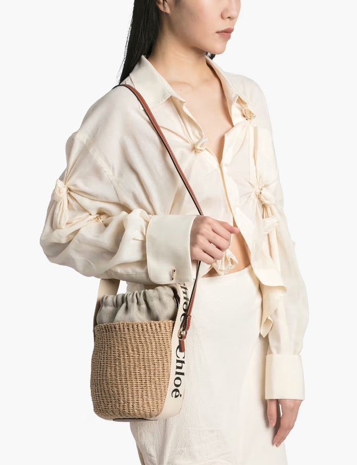 CHLOÉ BEIGE &amp; OFF WHITE SMALL WOODY BASKET BAG