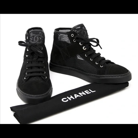 モノトーンで魅せる足元☆【CHANEL】Mesh & Suede Trainers CHANEL SUEDE MESH HIGH-TOP LACE UP SNEAKERS – Caroline's