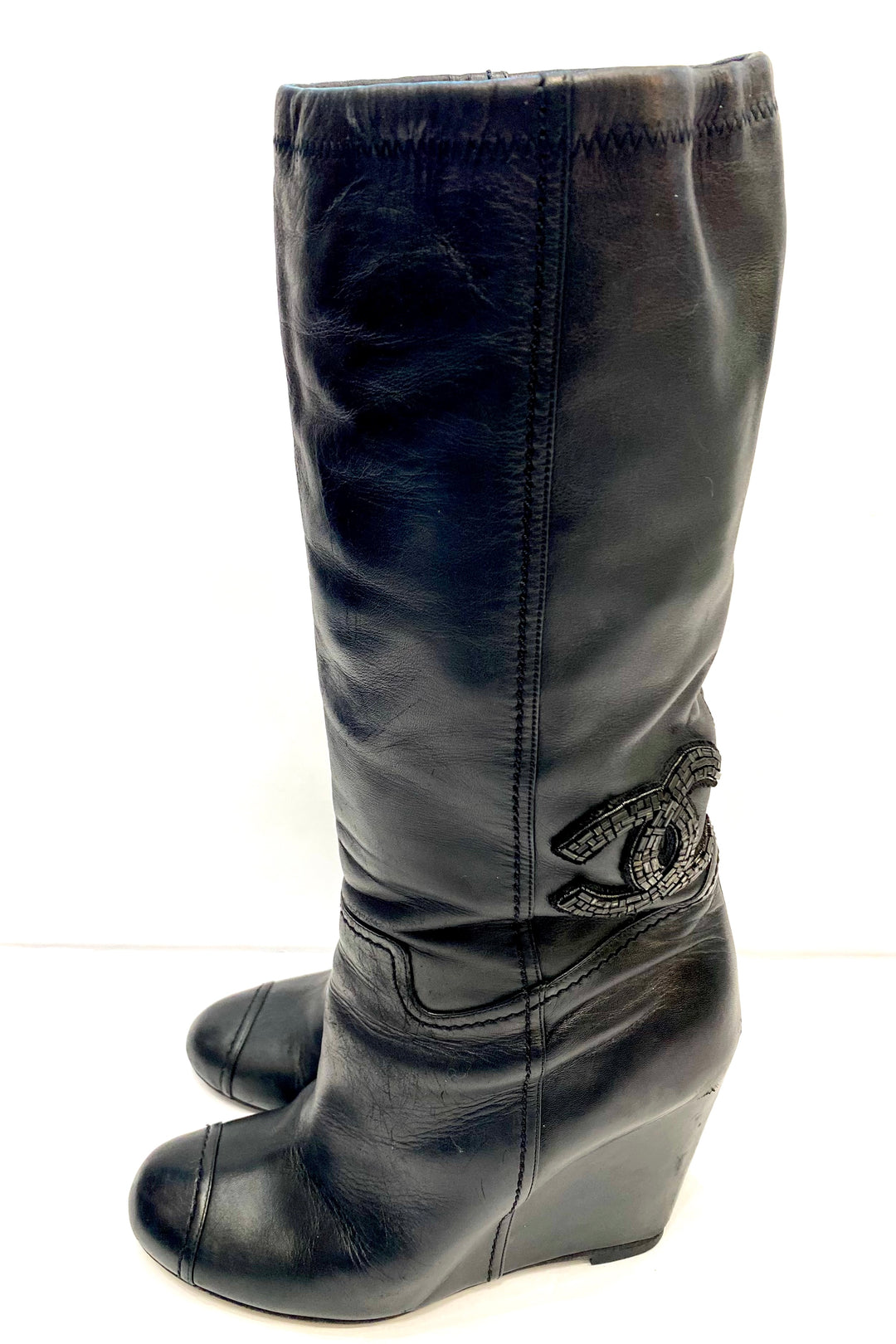 CHANEL 刺繍黒レザーウェッジサンダル CHANEL BLACK LEATHER CAP TOE WEDGE BOOTS CC LOGO | eBay