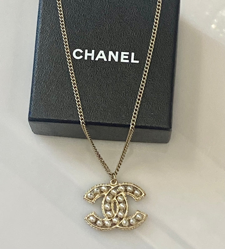 CHANEL CC FAUX PEARL PENDANT NECKLACE