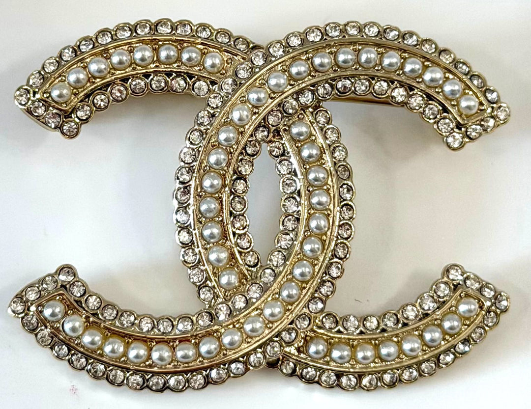 CHANEL CC CRYSTAL FAUX PEARL GOLD-PLATED BROOCH