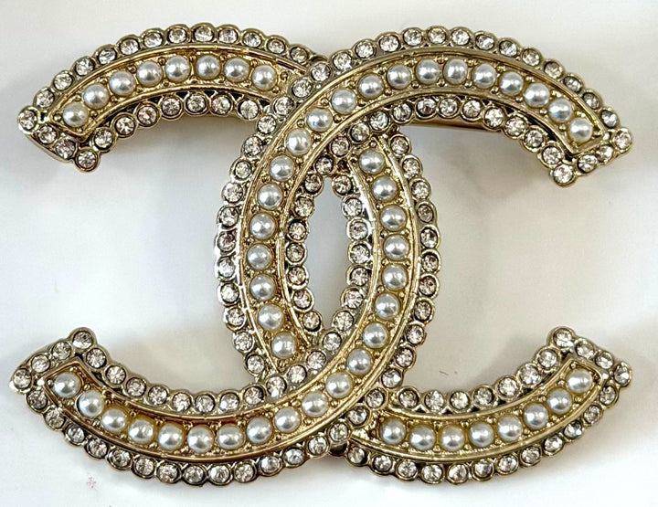 CHANEL CC CRYSTAL FAUX PEARL GOLD-PLATED BROOCH