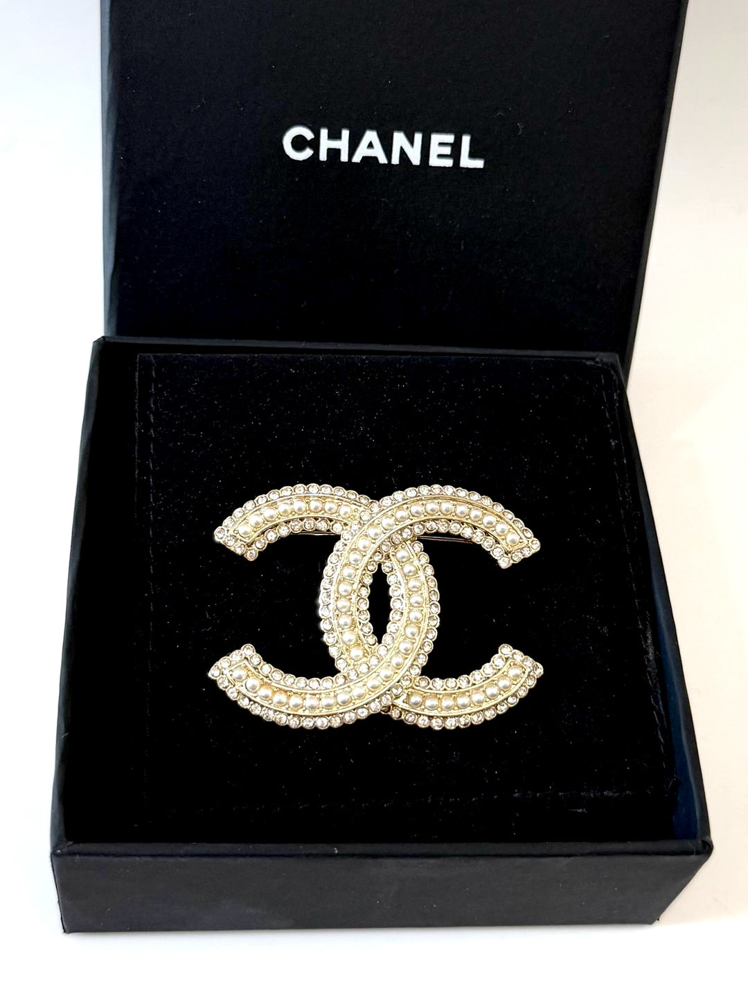 CHANEL CC CRYSTAL FAUX PEARL GOLD-PLATED BROOCH
