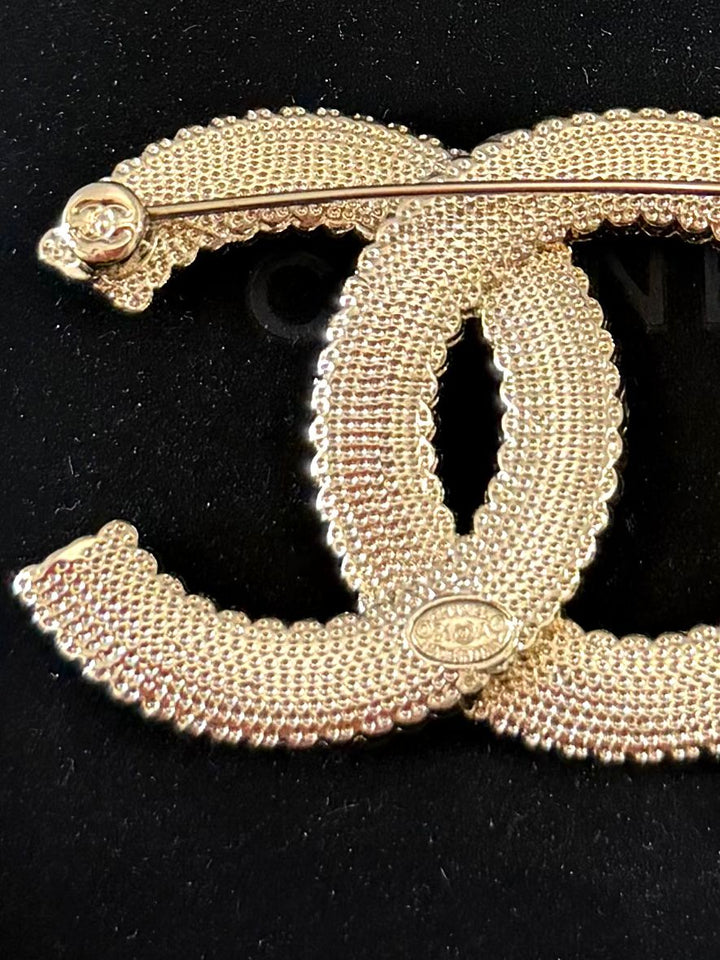 CHANEL CC CRYSTAL FAUX PEARL GOLD-PLATED BROOCH