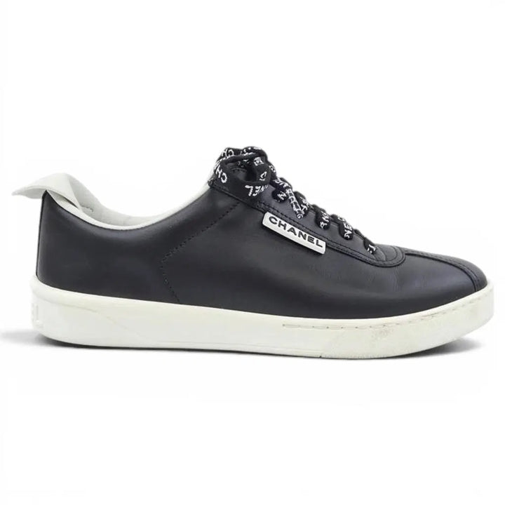 CHANEL CC LOGO TAG LOW-TOP CALFSKIN LEATHER SNEAKERS