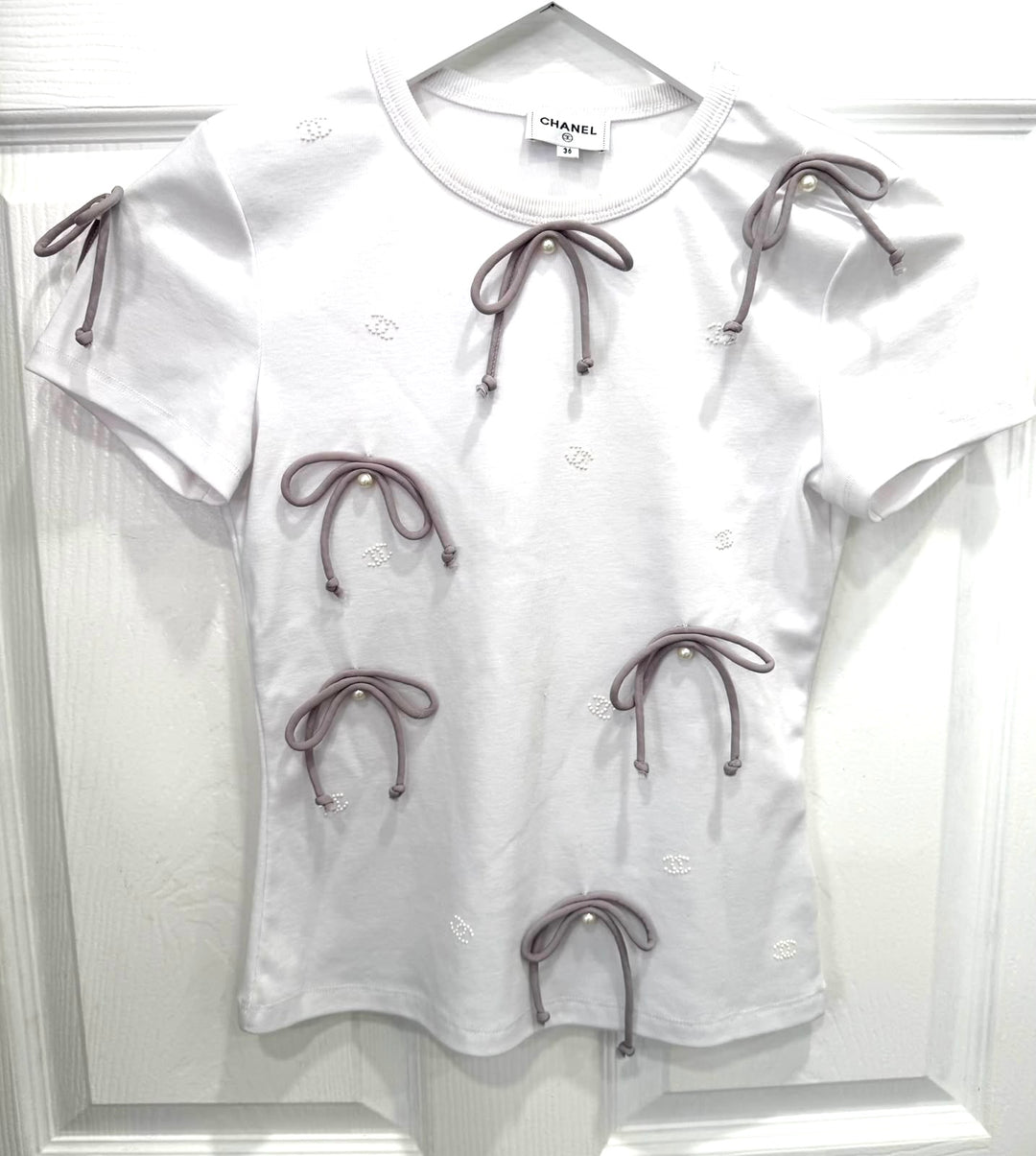 CHANEL PEARL BOW EMBELLISHED COTTON JERSEY T-SHIRT