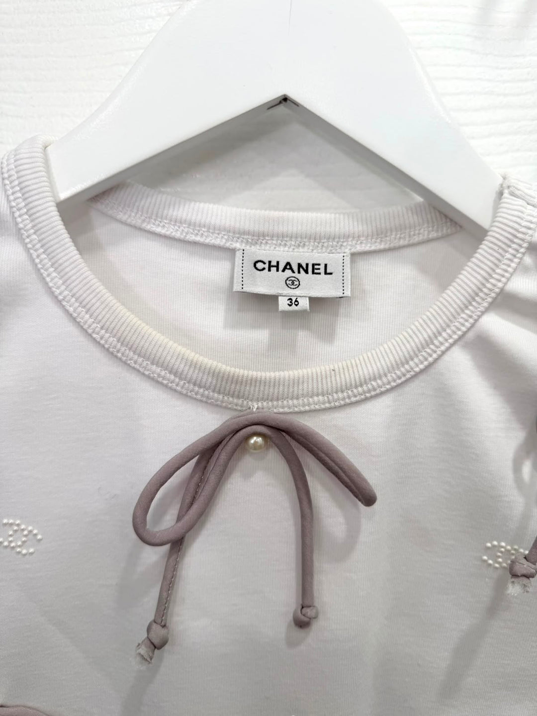 CHANEL PEARL BOW EMBELLISHED COTTON JERSEY T-SHIRT