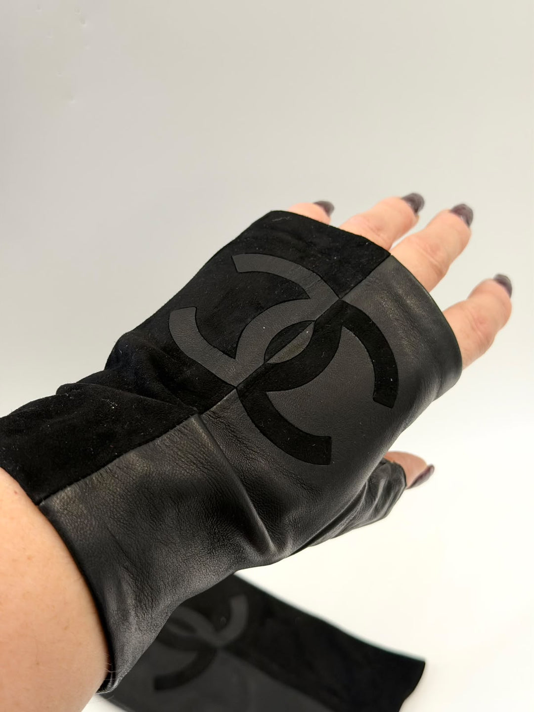 CHANEL CC FINGERLESS LAMBSKIN LEATHER GLOVES