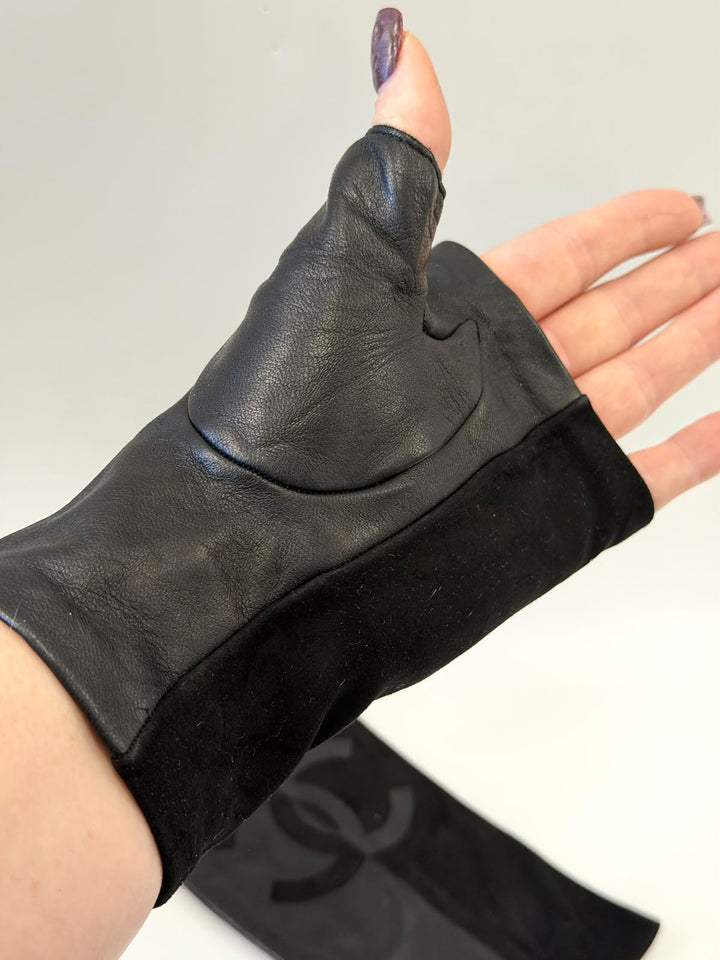 CHANEL CC FINGERLESS LAMBSKIN LEATHER GLOVES