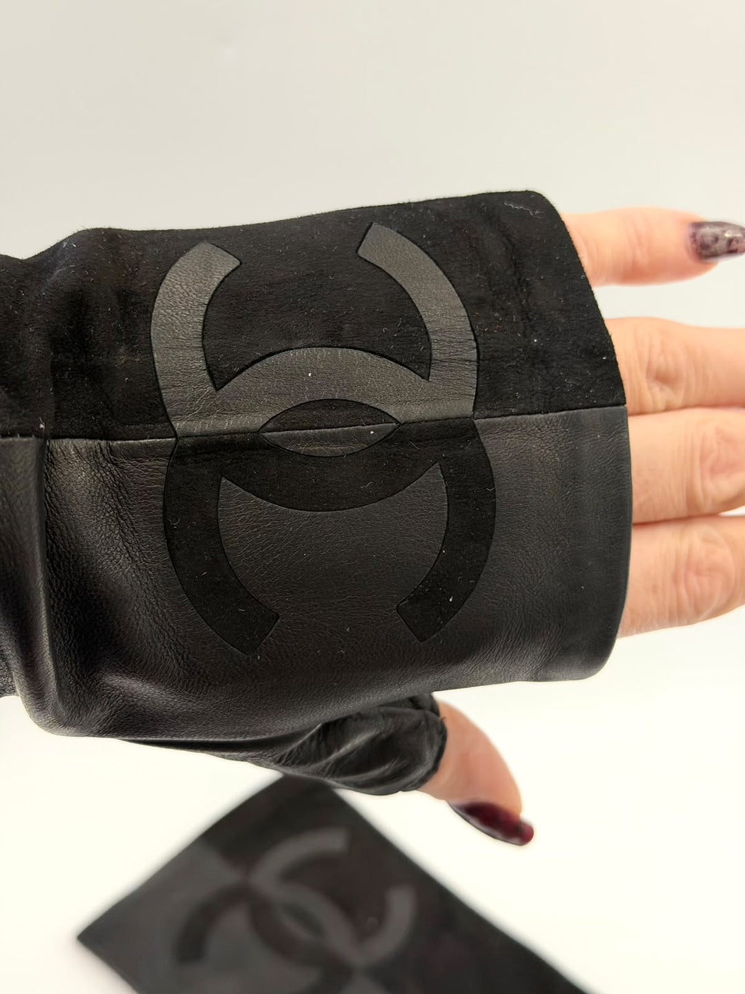 CHANEL CC FINGERLESS LAMBSKIN LEATHER GLOVES