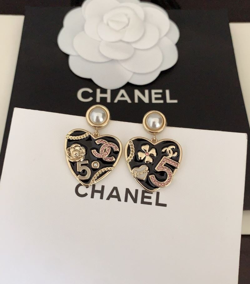 CHANEL GOLD PLATED FAUX PEARL STRASS &amp; RESIN HEART DROP EARRINGS