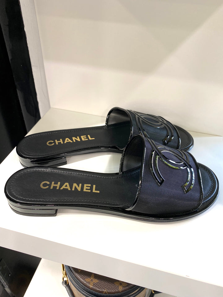 CHANEL 21S MESH PATENT LEATHER CC LOGO SLIDE SANDALS
