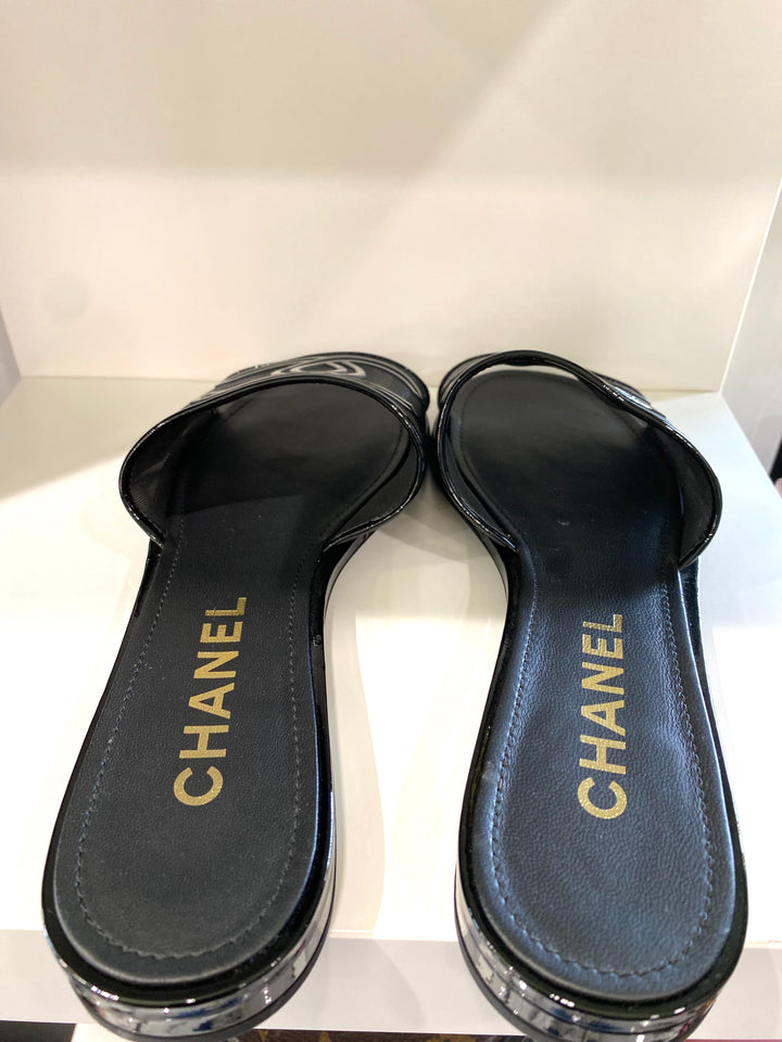 CHANEL 21S MESH PATENT LEATHER CC LOGO SLIDE SANDALS