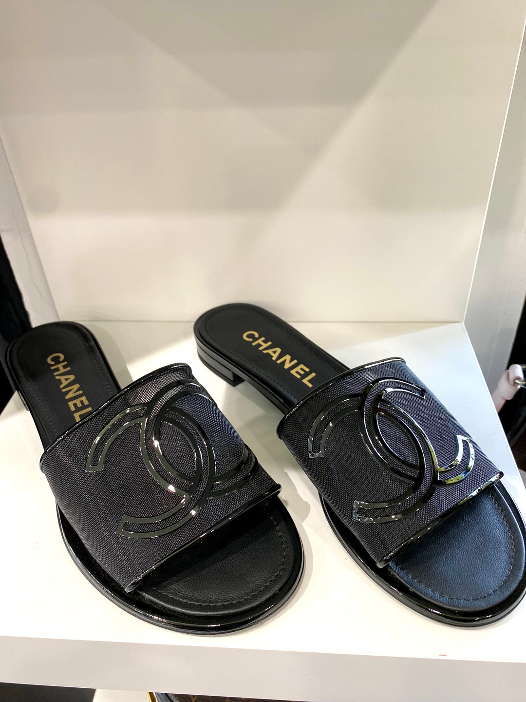 CHANEL 21S MESH PATENT LEATHER CC LOGO SLIDE SANDALS