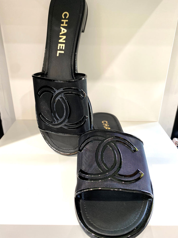 CHANEL 21S MESH PATENT LEATHER CC LOGO SLIDE SANDALS