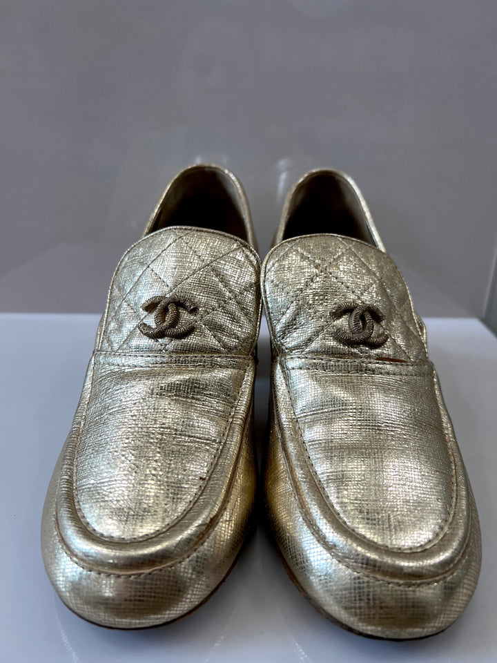 CHANEL CC METALLIC GOLD TEXTURED LEATHER STACKED HEEL LOAFERS