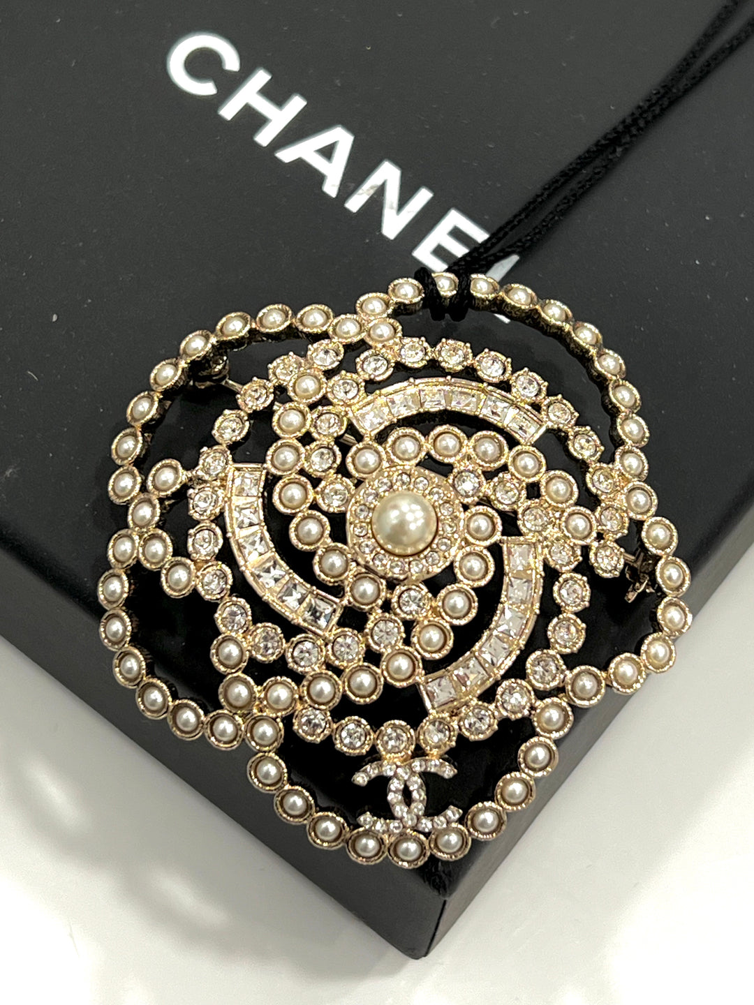 Chanel-Pearl_-Crystal-_Lace_-