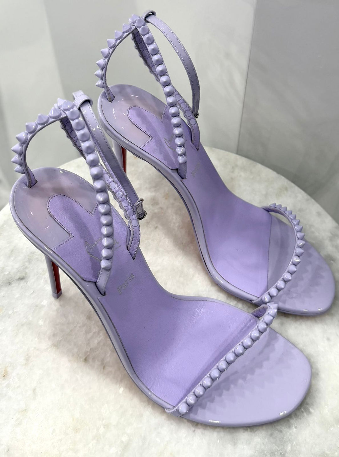 CHRISTIAN LOUBOUTIN SO ME 100 PATENT LEATHER SANDALS – LILAC SMOKE