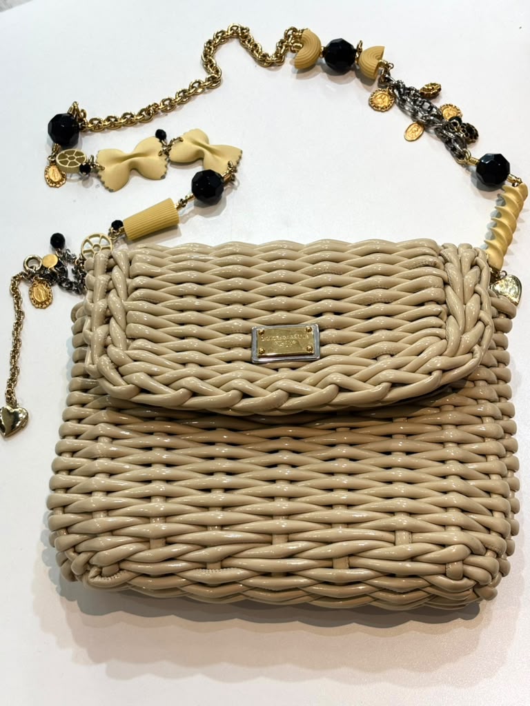 DOLCE &amp; GABBANA PATENT-FINISH WOVEN CHARMS CHAIN CROSSBODY BAG