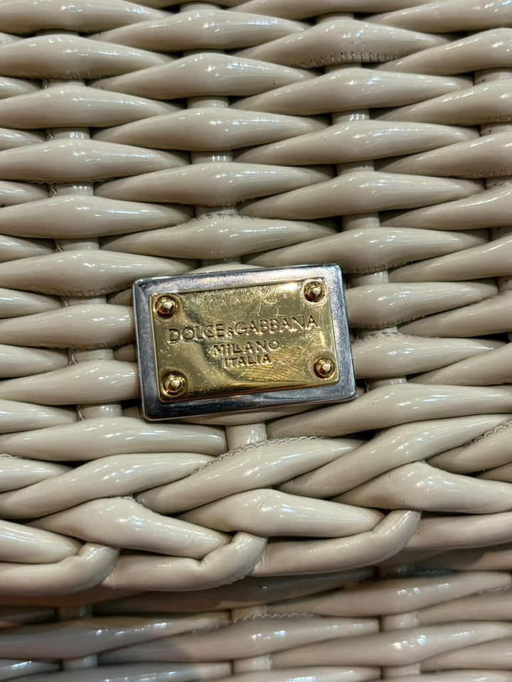DOLCE &amp; GABBANA PATENT-FINISH WOVEN CHARMS CHAIN CROSSBODY BAG