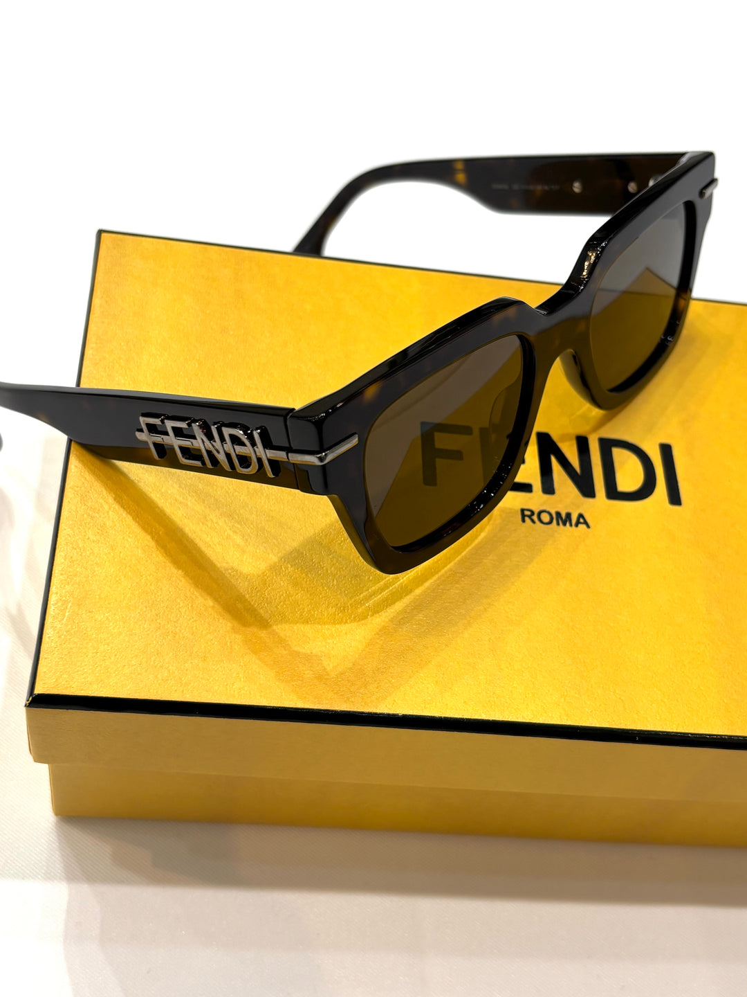 FENDI FENDIGRAPHY FE40078I 52E TORTOISESHELL ACETATE SUNGLASSES