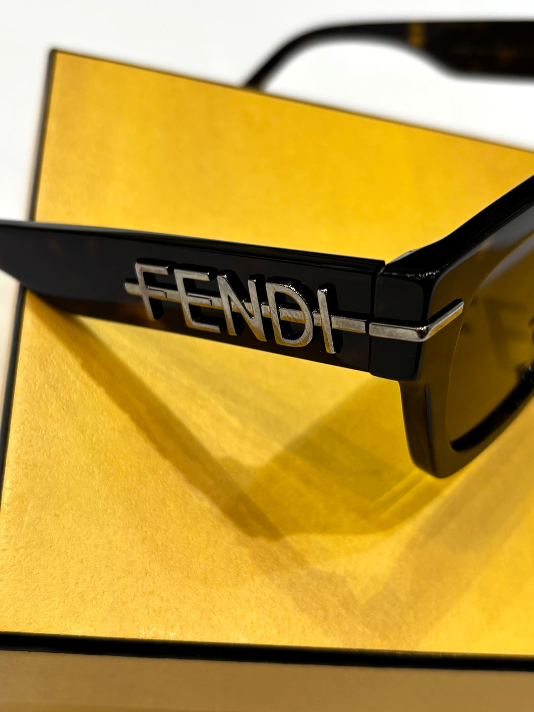 FENDI FENDIGRAPHY FE40078I 52E TORTOISESHELL ACETATE SUNGLASSES