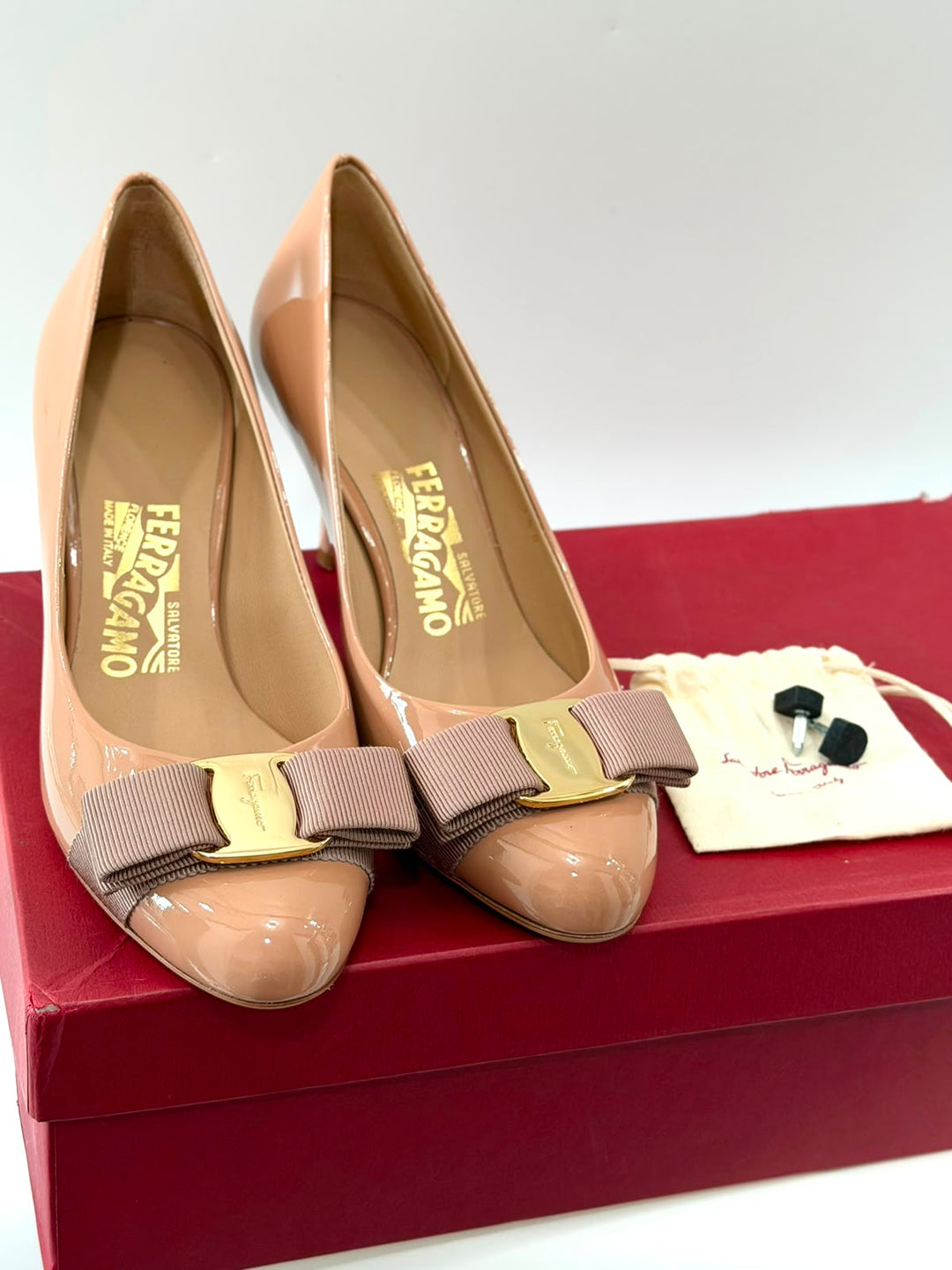 FERRAGAMO VARA BOW ACCENT PUMPS