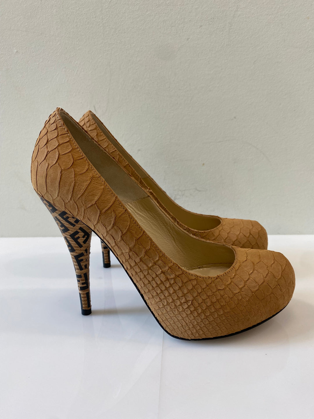FENDI パンプス パイソン ブラック ブラウン プラットフォーム パイソン FENDI PYTHON EMBOSSED LEATHER FF LOGO HEEL PLATFORM PUMPS
