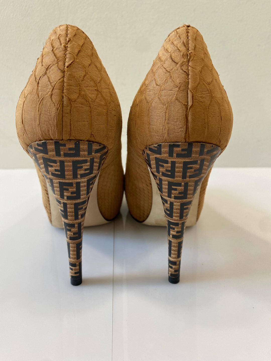 FENDI パンプス パイソン ブラック ブラウン プラットフォーム パイソン FENDI PYTHON EMBOSSED LEATHER FF LOGO HEEL PLATFORM PUMPS