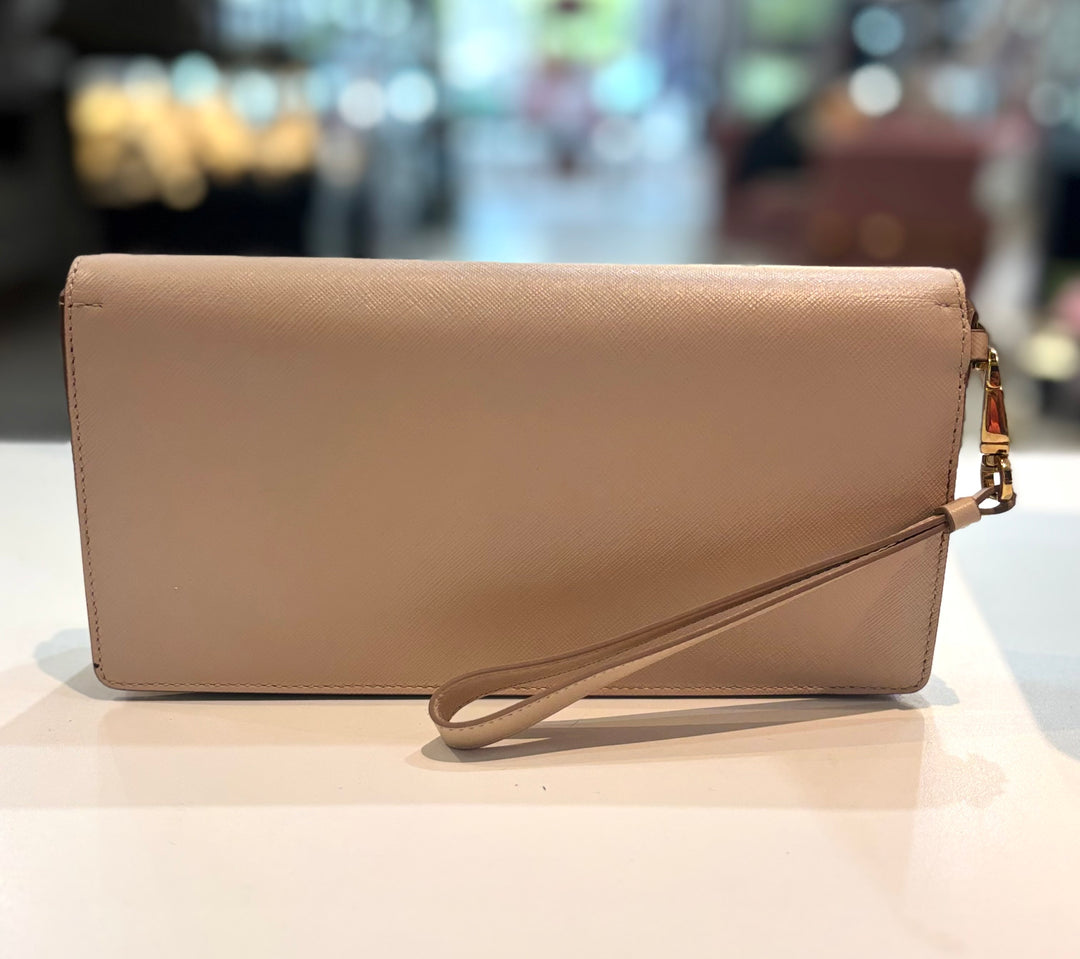 FERRAGAMO CAMY BOW SAFFIANO LEATHER CLUTCH BAG-WRISTLET