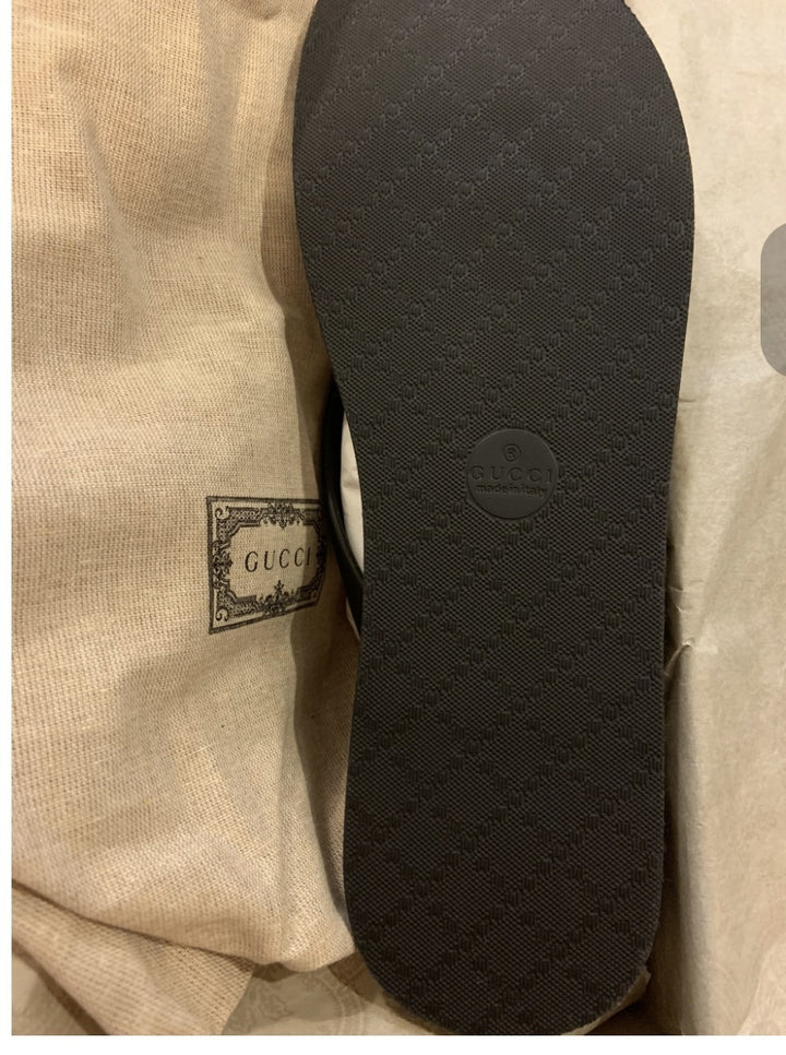 GUCCI GG BLACK LOGO FLIP FLOPS